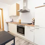 Schickes 1-raum-apartment Mit Balkon Und Vollausgestatteter Kueche